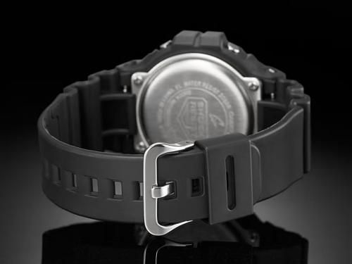 Застежка из нержавеющей стали надежно фиксирует часы CASIO G-SHOCK DW-5900-1ER на запястье.