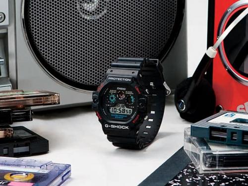 Олдскульные ударопрочные часы CASIO G-SHOCK DW-5900-1ER воспроизводят полюбившийся многим ретро-дизайн.