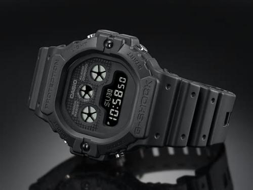 В верхней части дисплея часов CASIO G-SHOCK DW-5900BB-1ER расположены три круглых индикатора.