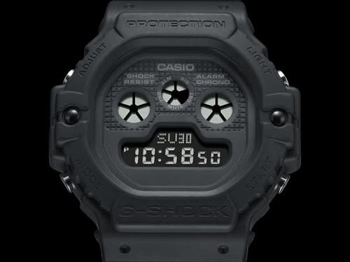 Электронные часы CASIO G-SHOCK DW-5900BB-1ER снабжены инверсной индикацией и электролюминесцентной подсветкой.