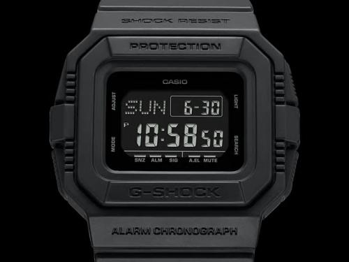 Прямоугольный корпус часов CASIO G-SHOCK DW-D5500BB-1ER с инверсной индикацией ценится любителями ретро-стиля.