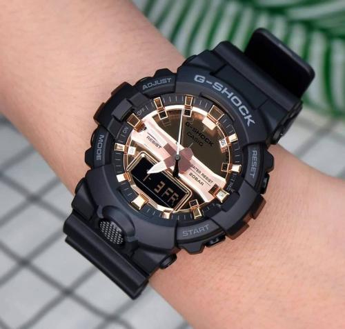 Матово-черные часы GA-800MMC-1AER с металлизированным циферблатом Rose Gold разработаны с учетом уличной моды.