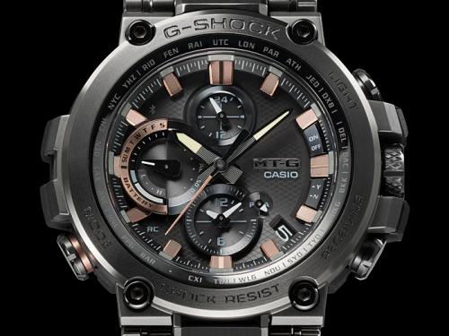 Элементы циферблата и кнопка черных премиальных часов G-SHOCK MTG-B1000TJ-1AER выполнены в цвете rose gold.