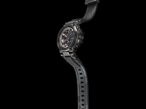 Серый узор на черном полимерном ремешке часов G-SHOCK MTG-B1000TJ-1AER имитирует восточную живопись тушью.