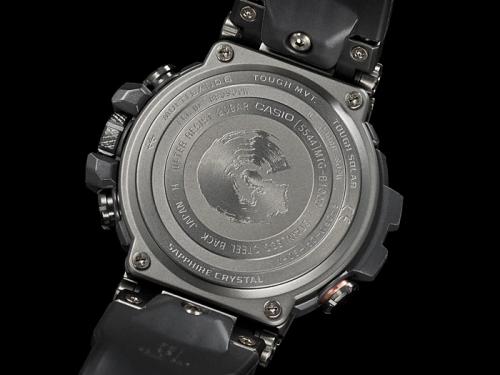 На стальной задней крышке лимитированных часов CASIO G-SHOCK MTG-B1000TJ-1AER выгравирована концепция тайцзи «Tai Chi». 