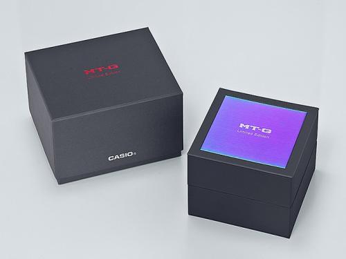 Часы MTG-B1000VL-4AER поставляются в эксклюзивной черной упаковке, с дизайном в радужных цветах и лого «G-SHOCK MTG».