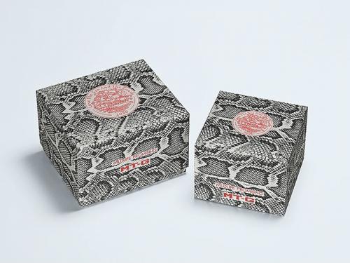 Часы MTG-B1000WLP-1AER поставляются в упаковке с дизайном в стиле змеиной кожи и с лого «Love The Sea And The Earth 2020».