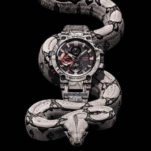 Корпус и браслет часов G-SHOCK MTG-B1000WLP-1AER получили реалистичный принт узора кожи африканского питона.