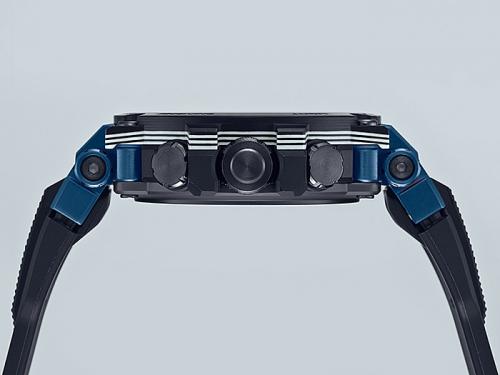 Безель часов G-SHOCK MTG-B1000XB-1AER выполнен по технологии 3D-литья, чередуя слои белого стекловолокна и углеволокна.