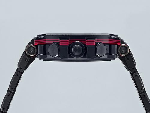 Безель часов G-SHOCK MTG-B1000XBD-1AER выполнен по технологии 3D-литья, чередуя слои красного стекловолокна и углеволокна.